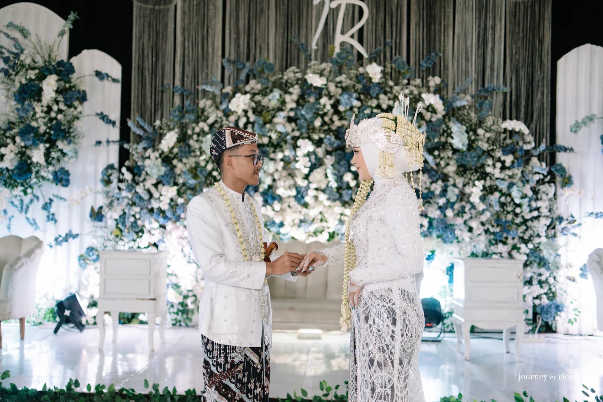Momen hangat tamu di acara pernikahan
