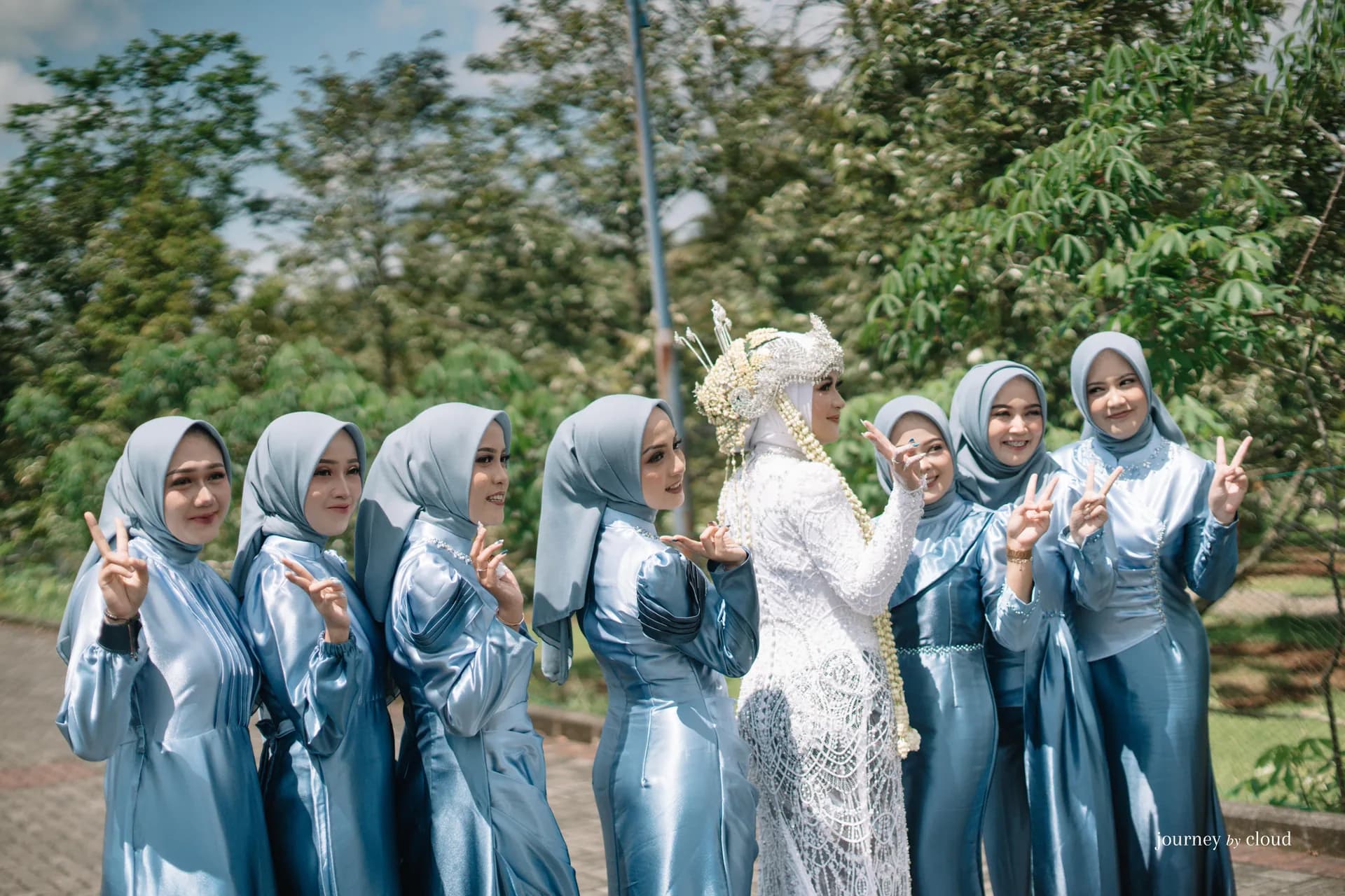 Momen hangat tamu di acara pernikahan