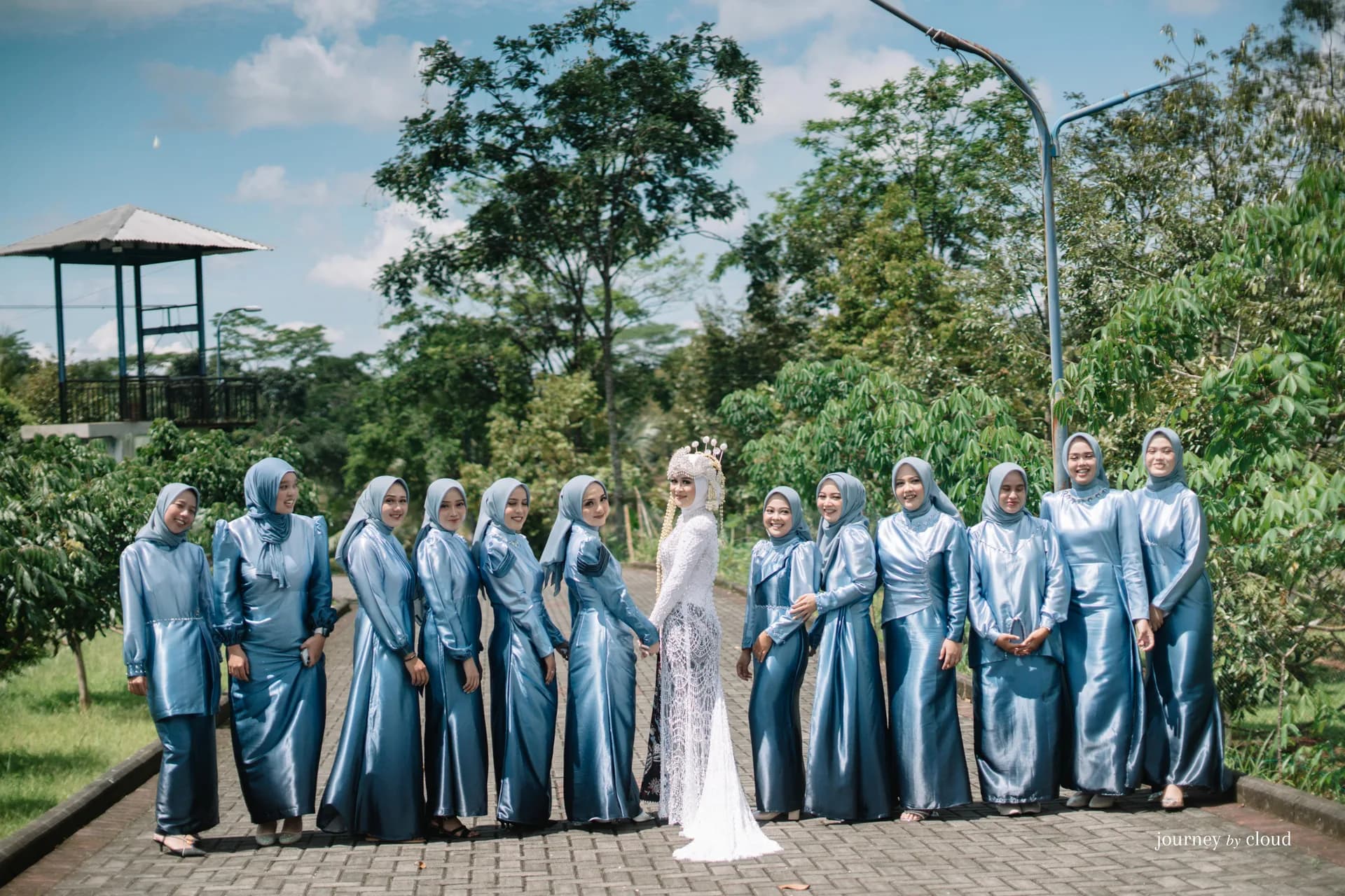Momen hangat tamu di acara pernikahan